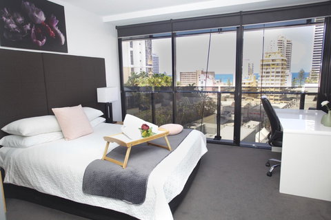 Circle Luxury Holidays - Accommodation QLD 9