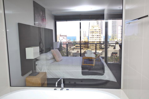 Circle Luxury Holidays - Accommodation QLD 5