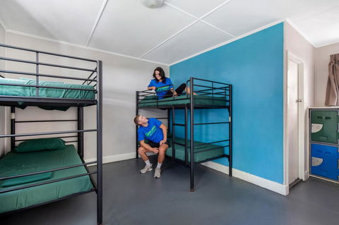 Backpackers In Paradise 18-35 Hostel - Accommodation QLD 4