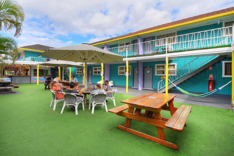 Backpackers In Paradise 18-35 Hostel - Accommodation QLD 2