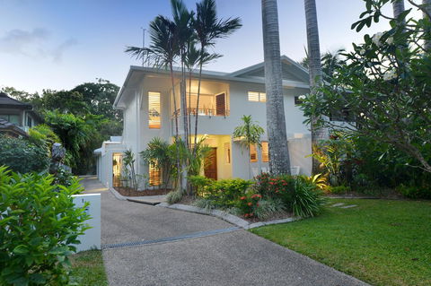 [ ANDY'S BEACH HOUSE ] - Accommodation QLD 4