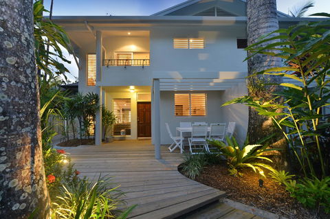[ ANDY'S BEACH HOUSE ] - Accommodation QLD 6