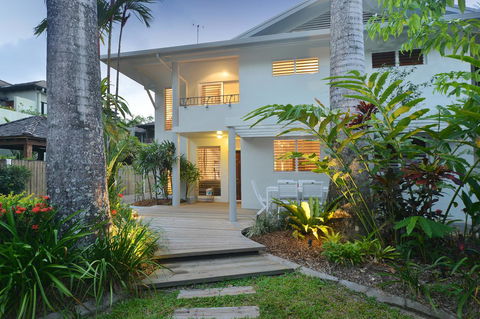[ ANDY'S BEACH HOUSE ] - Accommodation QLD 9