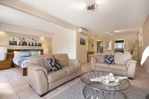 Saks On Hastings - Accommodation QLD 29