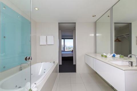 Q1 Resort & Spa - Official - Accommodation QLD 1