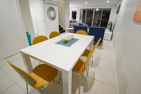 Direct Collective - Breeze On Brightwater - Accommodation QLD 4
