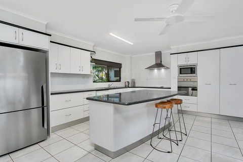 Roydon Beachfront Apartments - Accommodation QLD 25