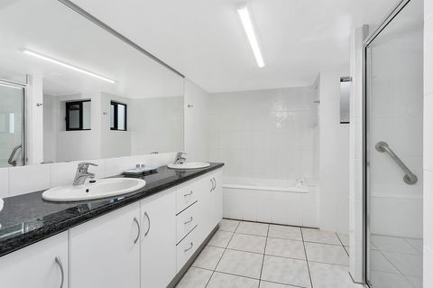 Roydon Beachfront Apartments - Accommodation QLD 23