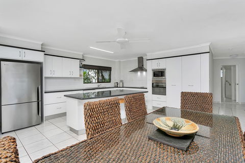 Roydon Beachfront Apartments - Accommodation QLD 20