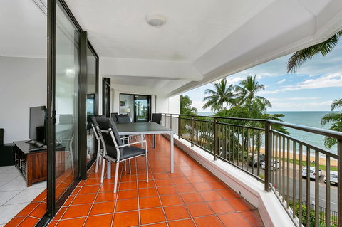 Roydon Beachfront Apartments - Accommodation QLD 0