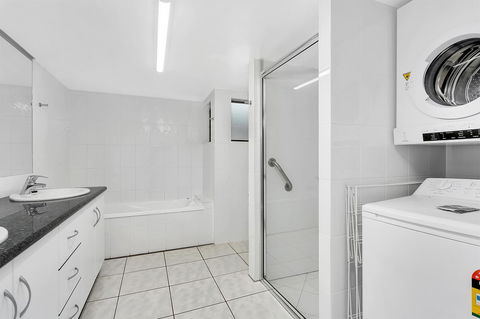 Roydon Beachfront Apartments - Accommodation QLD 24