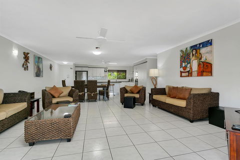 Roydon Beachfront Apartments - Accommodation QLD 1