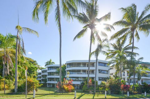 Roydon Beachfront Apartments - Accommodation QLD 28