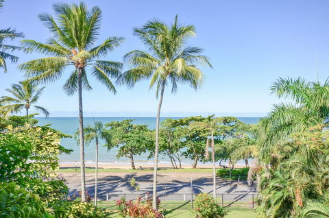 Roydon Beachfront Apartments - Accommodation QLD 9