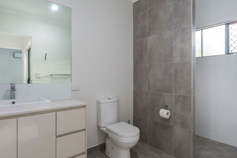 Blue Lagoon Villa A - Accommodation QLD 5