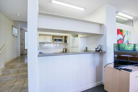 Tiki Hotel Apartments Surfers Paradise - Accommodation QLD 9