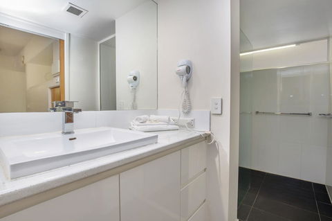 Tiki Hotel Apartments Surfers Paradise - Accommodation QLD 5