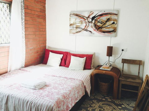 XYL Pets Friendly Seaside Boutique Guesthouse - Accommodation QLD 0