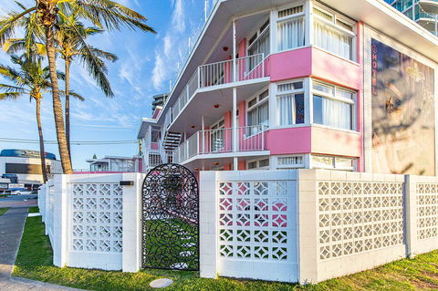The Pink Hotel Coolangatta - Accommodation QLD 1