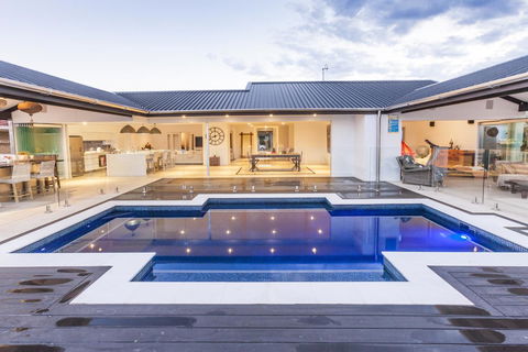 Rumrunner Resort - Accommodation QLD 3