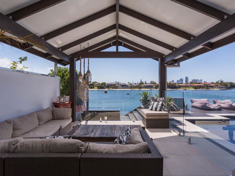 Rumrunner Resort - Accommodation QLD 5