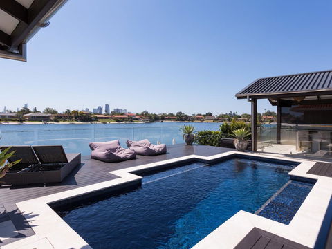 Rumrunner Resort - Accommodation QLD 4