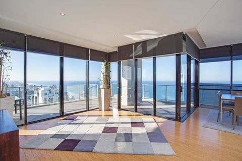 Mantra Circle On Cavill - Accommodation QLD 1