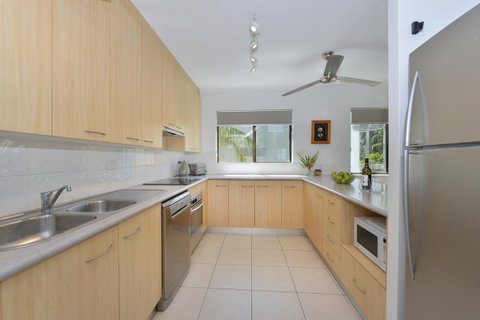 Seascape Holidays - Tropical Reef Apartments - Accommodation QLD 10