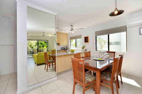 Seascape Holidays - Tropical Reef Apartments - Accommodation QLD 11