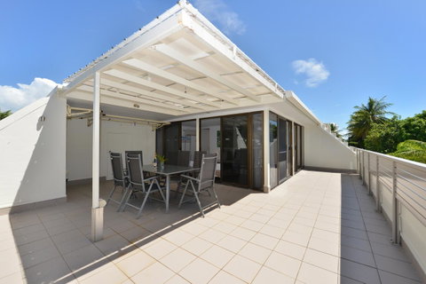 Seascape Holidays - Tropical Reef Apartments - Accommodation QLD 4