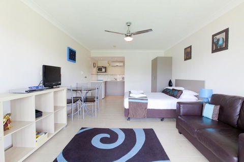 Bay Of Palms - Accommodation QLD 40