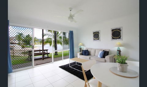Bay Of Palms - Accommodation QLD 1