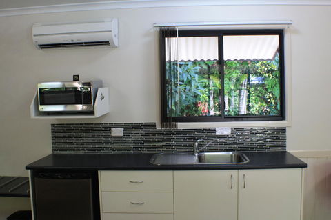 Boutique Bungalows - Accommodation QLD 35