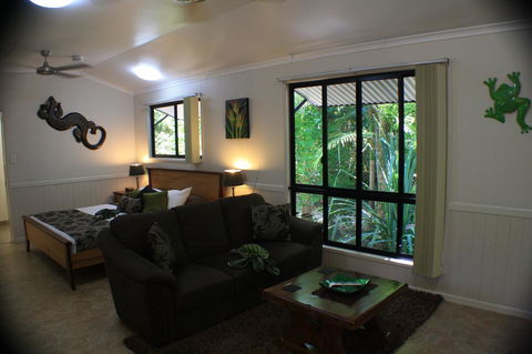 Boutique Bungalows - Accommodation QLD 40