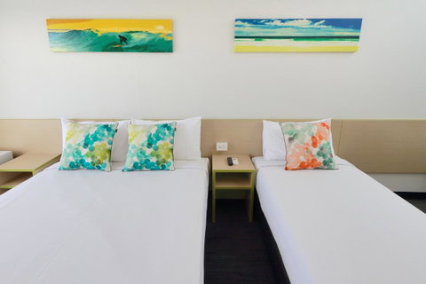Palm Beach Hotel - Accommodation QLD 1