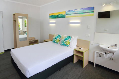 Palm Beach Hotel - Accommodation QLD 2