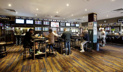 Palm Beach Hotel - Accommodation QLD 13
