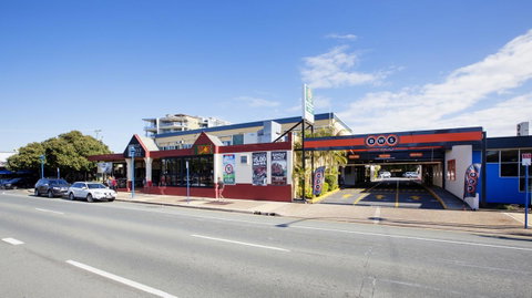 Palm Beach Hotel - Accommodation QLD 6