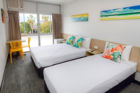 Palm Beach Hotel - Accommodation QLD 0