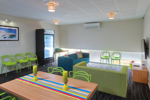 Palm Beach Hotel - Accommodation QLD 10