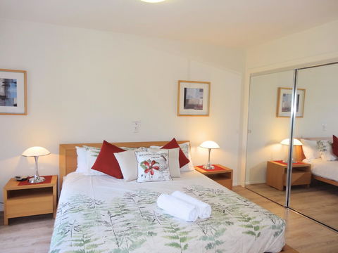 Waterfront Resort Villa With Buggy - Accommodation QLD 14