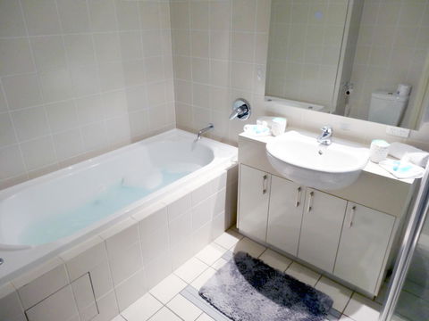 Waterfront Resort Villa With Buggy - Accommodation QLD 10