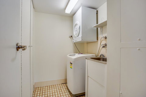 Gemini Court Holiday Apartments - Accommodation QLD 6