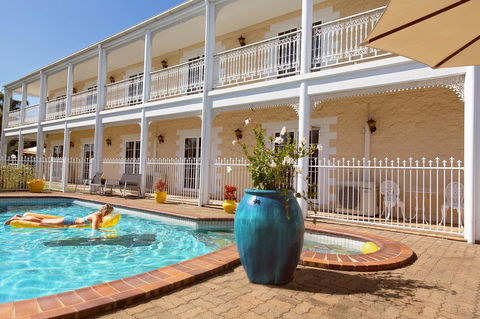 White Lace Motor Inn - Accommodation QLD 4