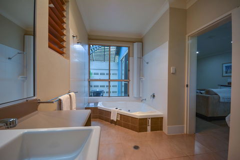 Blue Summit Hideaway - Accommodation QLD 23