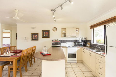 Marcol Place Holiday Apartments - Accommodation QLD 4