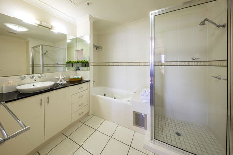 Jack And Newell Holiday Apartments - Accommodation QLD 29