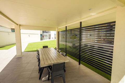Jack And Newell Holiday Apartments - Accommodation QLD 6
