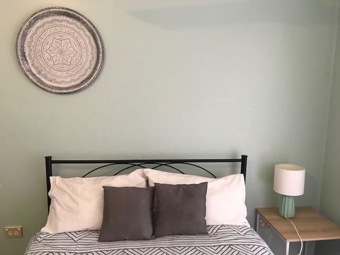 Location! 2BR Town View Unit In Centre Of Airlie. - Accommodation QLD 10