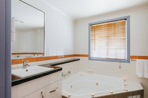 Apple Blossom Cottages - Accommodation QLD 9